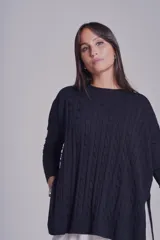 Sweater negro de punto con diseño de ochos, cuello redondo y mangas largas.