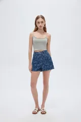 Short de jean tiro alto con bolsillos y estampado floral láser en toda la prenda.