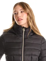 Campera puffer Michael Kors de color blanco, con diseño acolchado, cierre frontal metálico, bolsillos laterales con cierre y capucha desmontable. Incluye bolsa autoportante para guardado.
