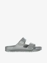 Sandalias Birkenstock Arizona EVA color gris plata, hechas de goma EVA, con dos correas ajustables con hebillas metálicas y plantilla anatómica.