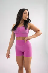 Top deportivo color fucsia, de tejido acanalado, con breteles finos y escote recto.