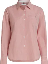 Camisa de poplin a rayas rojas y blancas, con cuello camisero clásico, cierre con botones, bolsillo de parche en el pecho, manga larga y logo de Tommy Hilfiger bordado en el pecho.