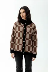Cárdigan marrón con diseño a cuadros beige, con cuello, puños y borde inferior negros.
