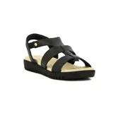 Sandalias Comfortflex para mujer, confeccionadas en cuero color negro con diseño de tiras cruzadas y pulsera con ajuste elástico en el talón. Poseen suela baja y plantilla anatómica en tono beige.