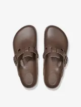 Zueco Birkenstock Boston fabricado en goma EVA color marrón, con plantilla anatómica y hebilla ajustable.