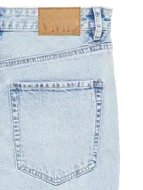 Jeans straight de tiro alto en color celeste lavado, con diseño clásico de cinco bolsillos y cierre frontal con botón y cremallera.