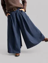 Pantalón tipo palazzo de denim liviano, con diseño amplio y fluido, cintura con pasacintos y pinzas frontales.