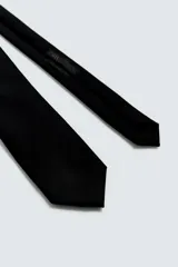 Corbata ancha negra confeccionada en tejido de lana.