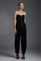 Corset negro con escote corazón, sin mangas y con tres botones dorados.