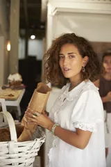 Aros colgantes con diseño orgánico inspirado en corales naturales, con acabado metálico brillante y cierre de perno con mariposa.