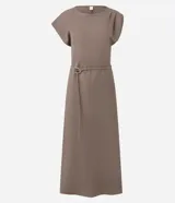 Vestido midi de sastrería color marrón, con cuello redondo, mangas cortas y corte recto. Incluye un cinturón fino ajustable con detalle metálico en la cintura.