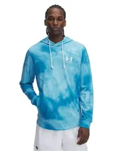 Buzo con capucha Under Armour modelo Rival Terry AOP, de tejido French Terry ligero con estampado tie-dye en tonos azules. Presenta cordones ajustables en la capucha, bolsillo frontal tipo canguro y logo de la marca estampado en el pecho.