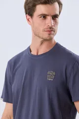 Remera Legacy de algodón color azul, de manga corta y cuello redondo, con pequeño bordado frontal en el pecho.