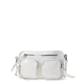 Cartera tipo bandolera de color blanco con textura efecto cocodrilo. Presenta dos bolsillos frontales con cierre y un compartimento principal con cierre superior. Incluye una correa de cadena metálica plateada y detalles de tiradores largos en los cierres.