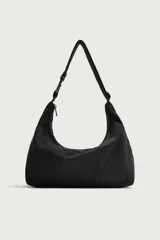 Bolso de hombro negro de tejido técnico, con compartimento principal con cierre de cremallera, bolsillo interior con cremallera y asa de hombro ajustable con detalle de mosquetón.