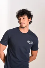 Remera de cuello redondo y manga corta, color azul marino, con logo de la marca estampado en el pecho.