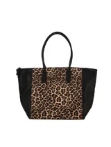 Bolso tote de cuero sintético con paneles laterales negros y panel central con estampado animal print tipo leopardo. Cuenta con doble asa de hombro negra y cierre superior.