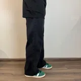 Pantalón de jean corte baggy, color negro, con diseño holgado y tiro medio.