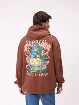 Canguro marrón con capucha y bolsillo frontal, con un diseño gráfico colorido en la espalda que representa una casa surrealista con el texto 'Supreal State of Mind'.