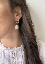 Aros colgantes con perlas barrocas de río y gancho de plata 925 con baño de oro.