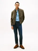 Jeans Tommy Hilfiger modelo Denton de corte recto, con diseño clásico de cinco bolsillos, cierre de botón y cremallera, confeccionado en denim azul oscuro.