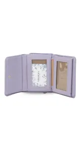 Billetera mediana de símil cuero color azul, con cierre a presión y compartimento posterior con cierre. Incluye múltiples tarjeteros, visores y divisiones internas para billetes.