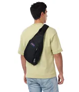 Morral tipo bandolera JanSport, color azul marino, con diseño ergonómico de una sola correa ajustable, compartimento principal con cierre y bolsillo frontal con logo de la marca.