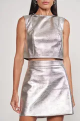 Top plateado sin mangas, con cuello redondo y corte cropped.