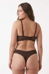 Bombacha tipo vedetina de encaje y microfibra marrón, con detalles de encaje floral en los laterales y la cintura.