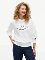 Buzo blanco de cuello redondo con estampado gráfico frontal del número 77 y detalles distintivos de la colaboración con Cadillac Formula 1 Team.