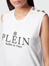 Musculosa blanca Philipp Plein sin mangas, con cuello redondo y el logotipo de la marca estampado en el pecho en color negro. Presenta detalles de botones metálicos en el hombro.