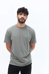 Remera clásica lisa de algodón color azul marino, con escote redondo y logo estampado en relieve en el pecho.