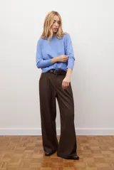 Sweater de punto color marrón, con cuello redondo y manga larga.