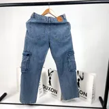 Pantalón jean celeste de corte recto, con bolsillos laterales tipo cargo y bolsillos de mano rectos. Marca Duxon.