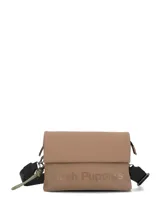 Cartera cruzada de ecocuero engomado color marrón, con solapa frontal, cierre magnético y logo de la marca grabado. Incluye correa ajustable y desmontable, además de un llavero decorativo.