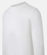 Remera negra de corte slim, cuello redondo y manga larga. Confeccionada en algodón con textura acanalada.