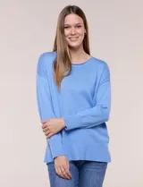 Buzo tejido en hilado fino marca Ninety, color celeste, de manga larga con puños en punto rib, cuello redondo, costura central con pespunte en delantera y espalda, ruedo ancho y tajos laterales.