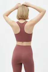 Top deportivo negro de tejido acanalado, con escote redondo y diseño ajustado al cuerpo.