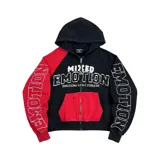 Campera con capucha y cierre frontal modelo Split Decision Red de Mixed Emotion, con diseño colorblock en negro y rojo, bolsillos tipo canguro y estampado gráfico con texto en el frente y las mangas.