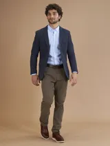 Blazer negro de corte clásico con dos botones frontales, solapa de muesca y bolsillos laterales.