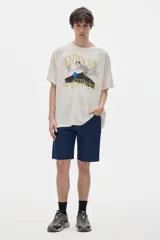 Bermuda de jean azul oscuro con terminación desflecada.