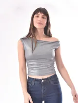 Musculosa plateada de corte asimétrico con escote bote caído que deja un hombro al descubierto, confeccionada en tejido elástico con acabado metalizado.