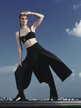 Mini top corset negro de breteles finos no regulables.