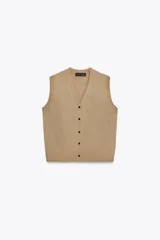 Chaleco de tejido de punto color camel, con escote en V y cierre frontal de botones oscuros.