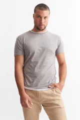 Remera gris de manga corta con cuello redondo y detalles blancos a contratono en cuello y ruedo.