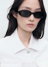 Chaqueta estilo denim de corte recto y diseño crop, con cuello camisero, cierre frontal de botones, mangas largas con puños abotonados y bolsillos de parche con solapa en el pecho.