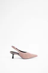 Zapato destalonado de cuero vacuno en color rosado, con punta fina y taco bajo de color negro.