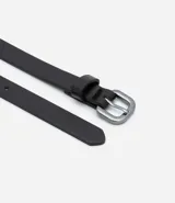 Cinturón fino negro de cuero sintético con hebilla metálica rectangular.