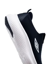 Championes deportivos Umbro modelo Magna para hombre, tipo slip-on sin cordones, confeccionados en tejido knit azul marino con suela gruesa de goma blanca.