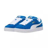 Championes Puma modelo Suede XL, color azul vibrante con detalles en blanco. Presentan un diseño clásico de gamuza con cordones anchos, suela de goma texturizada y el logo de la marca en dorado en el lateral.